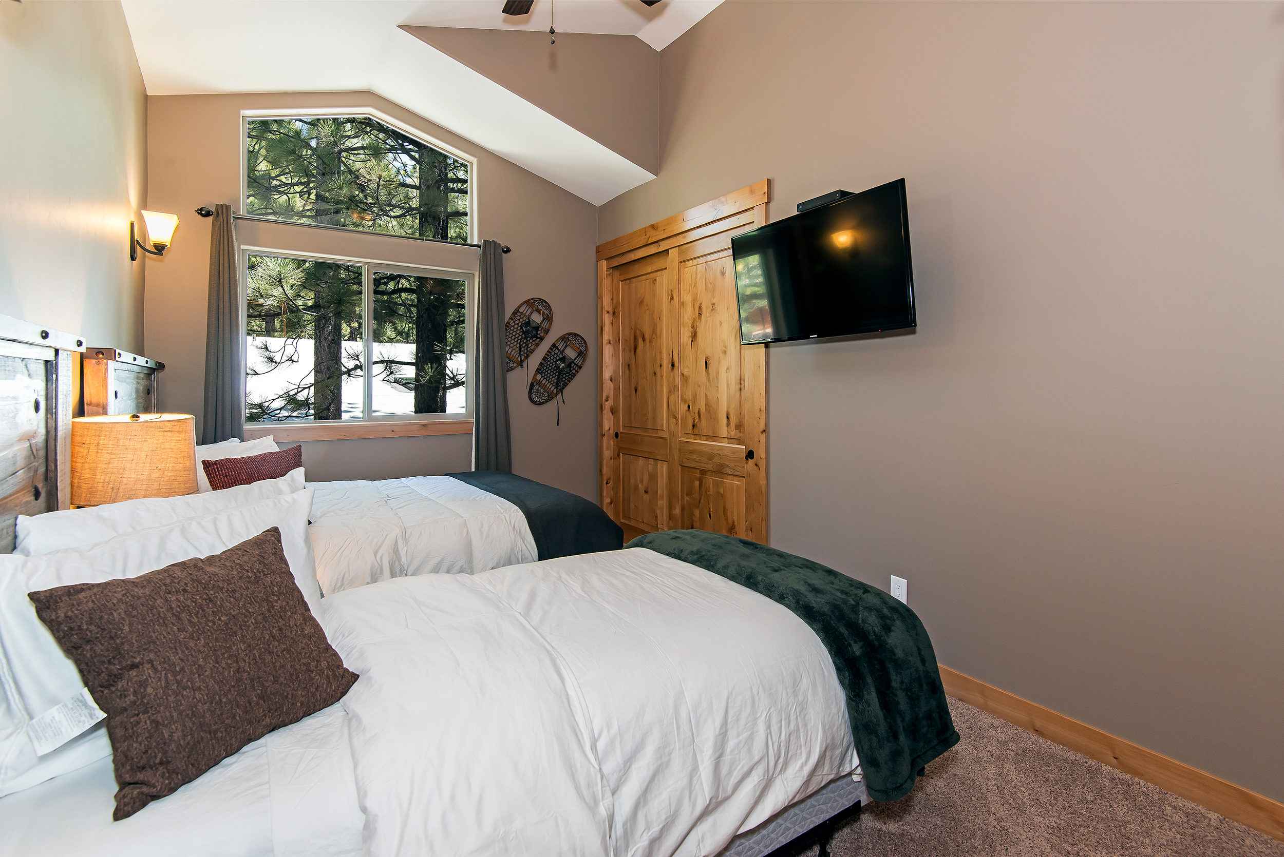 prop_3752_1432919031_7_bedroom_lakeview_luxury.jpg