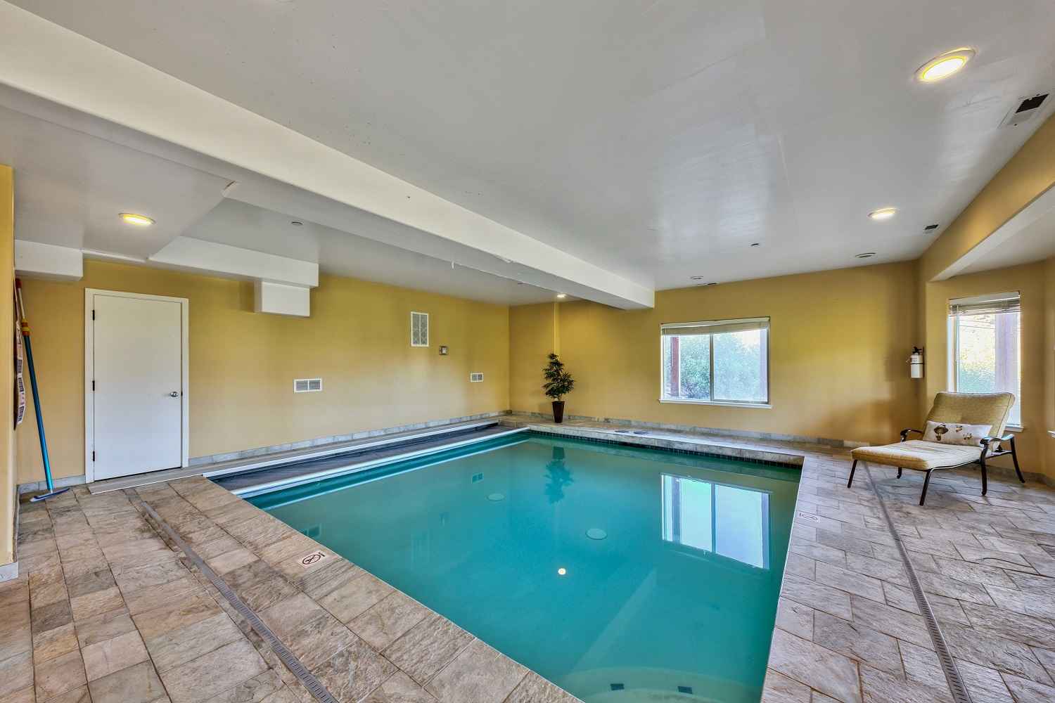 prop_952_1727897136_6_bedroom_modern_luxury_w_indoor_pool.jpg